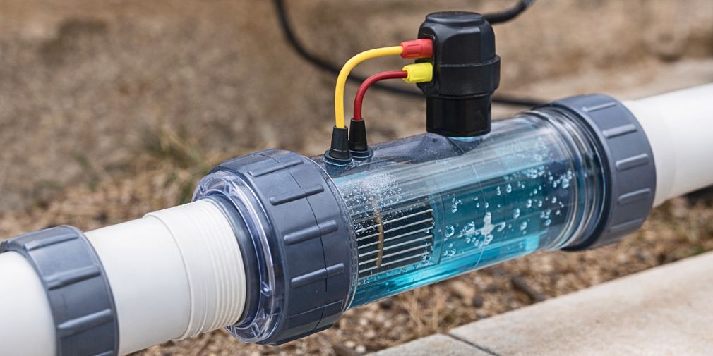 Clorador salino instalado en el sistema de filtración de una piscina