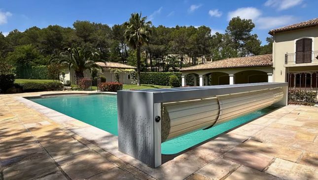 Cubierta de lamas para piscina con banco integrado