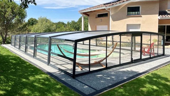 Cubierta de piscina de media altura con perfilería de aluminio
