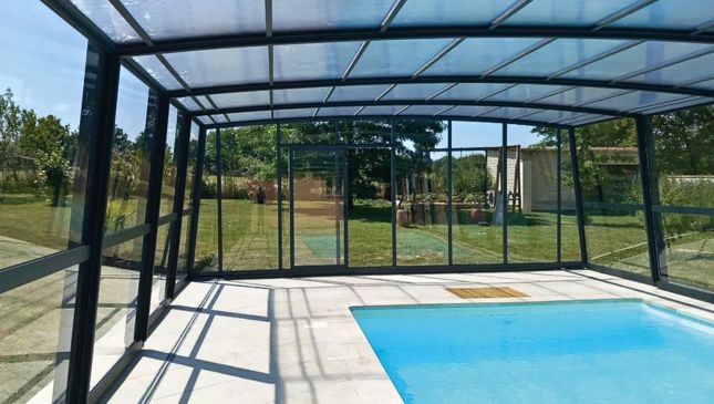 Cubierta alta de piscina con perfilería de aluminio